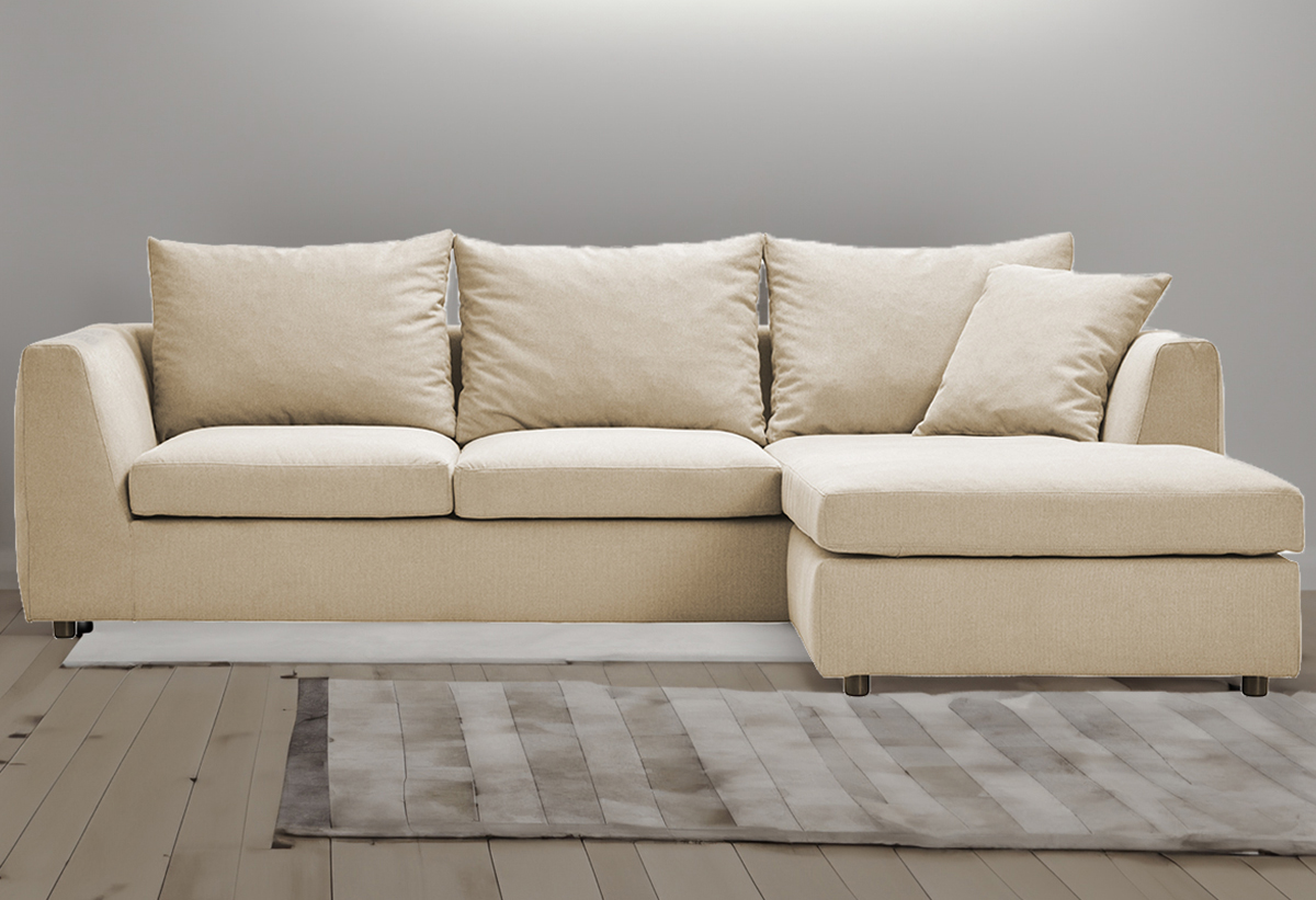 Απεικονίζεται ο ιβουάρ καναπές τοποθετημένος σε σαλόνι ενώ μπροστά υπάρχει μία μοκέτα.